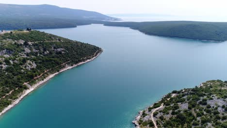 Panorama-Luftdrohne-über-Dem-Pula-Meer-In-Rakalj,-Kroatien,-Blaues-Wasser,-Meereslandschaft-Zwischen-Grünen-Inseln,-Istrien-Landschaft