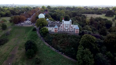 Greenwich-observatory-center,-zooming-in-aerial-shot
