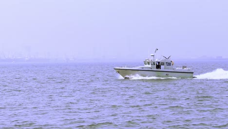 Eine-Aufnahme-Eines-Bootes,-Das-An-Der-Küste-Von-Mumbai-Vorbeirast