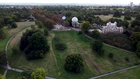 Cinematic-aerial-shot-zooming-out-of-the-Royal-Observatory-Greenwich,-GMT,-United-Kingdom