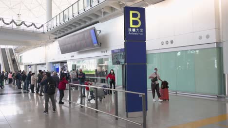 Flugpassagiere-Kommen-Nach-Der-Landung-Am-Internationalen-Flughafen-In-Hongkong-In-Der-Ankunftshalle-An