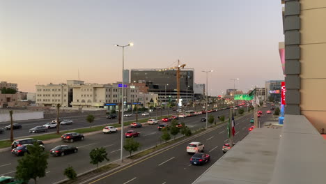 Establecimiento-De-Una-Toma-De-La-Carretera-Del-Centro-De-La-Ciudad-De-Jeddah-Al-Atardecer,-Arabia-Saudita