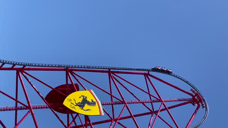 Vertikale-Riesen-Ferrari-Achterbahn-Im-Ferrari-Land