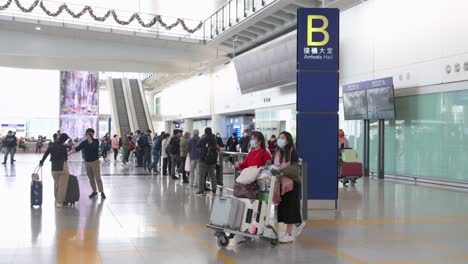 Passagiere-Landen-In-Der-Ankunftshalle,-Nachdem-Sie-Auf-Dem-Internationalen-Flughafen-Chek-Lap-Kok-In-Hongkong-Gelandet-Sind
