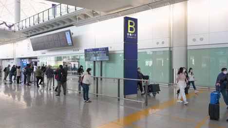 Passagiere-Kommen-Nach-Der-Landung-Am-Internationalen-Flughafen-Chek-Lap-Kok-In-Hongkong-In-Der-Ankunftshalle-An