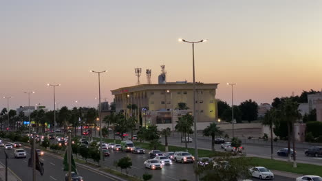 Commuter-Traffic-on-Jeddah-at-Sunset,-Saudi-Arabia