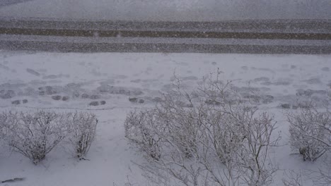 Huellas-En-La-Acera-Nevada-Durante-La-Tormenta-De-Nieve-De-Invierno,-Tiro-De-Concepto-Abstracto-Estático