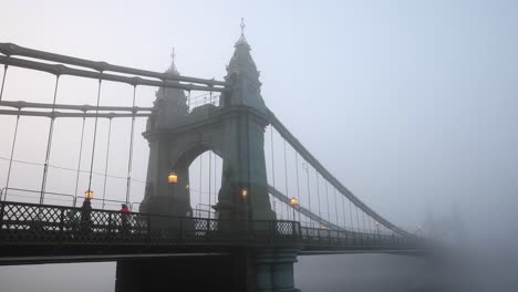 Fußgänger-überqueren-Die-Hammersmith-Bridge-An-Einem-Nebligen-Wintermorgen