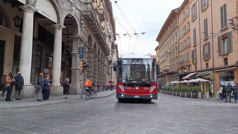 Menarini-Bus-250-Citymood-12-Lng-Bus-De-La-Empresa-Tper-En-Bolonia-En-Via-Francesco-Rizolli