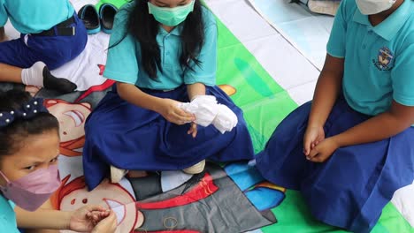 Indonesia---Feb-25,-2023-:-Elementary-school-children-are-learning-to-make-"batik-mori"-or-javanese-traditional-art-clothes