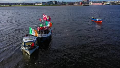 Barcos-De-Pesca-Tradicionales-Que-Se-Balancean-En-El-Mar-Con-Banderas-Irlandesas-Y-Galway-Ondeantes