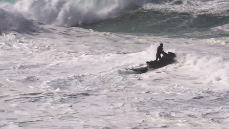 Jet-ski-driver-manoeuvres-in-foamy-surf-to-save-surfer