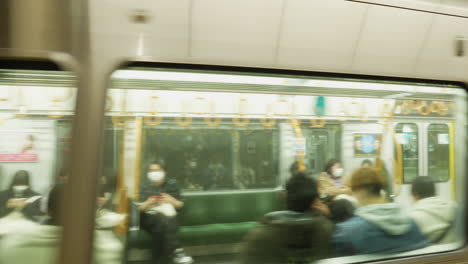 Der-Trubel-Der-Stadt:-Eine-U-Bahn-Kommt-An-Einer-Belebten-Japanischen-U-Bahn-Station-An