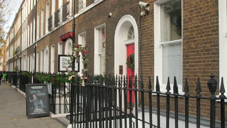 Charles-Dickens-Museum-Facade-With-Iron-Gate-In-London,-UK