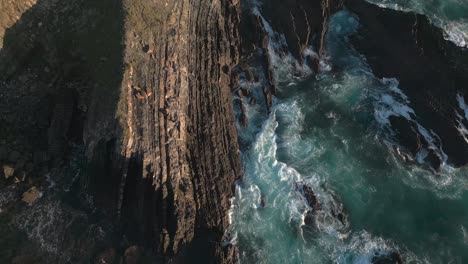 Atemberaubender-Blick-Auf-Die-Wellen,-Die-über-Die-Scharfen-Klippen-Der-Westküste-Portugals-Krachen-Und-Spülen