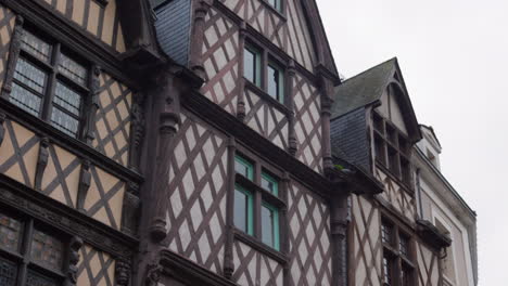 Schöne-Fassade-Eines-Mittelalterlichen-Fachwerkhauses-In-Angers,-Frankreich