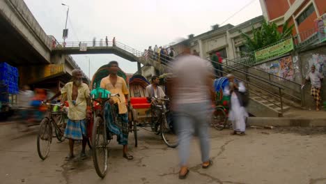Zeitraffer-Von-Menschen,-Die-Sich-Auf-Der-Straße-Von-Dhaka-Bewegen
