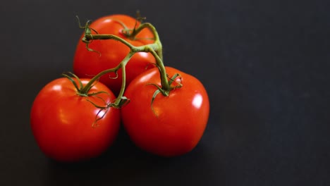 La-Mano-Del-Hombre-Caucásico-Recogiendo-Una-Rama-Con-Tres-Tomates