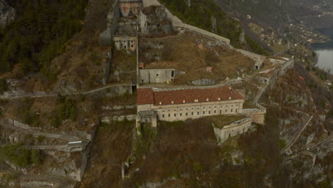 Rocca-D&#39;anfo-Es-Una-Fortificación-Militar-Histórica-En-Anfo-Adyacente-Al-Lago-Idro