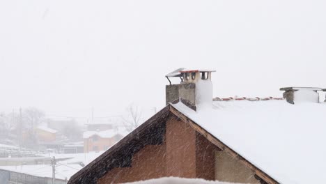 Schneefall-über-Einem-Dach-Mit-Schornstein