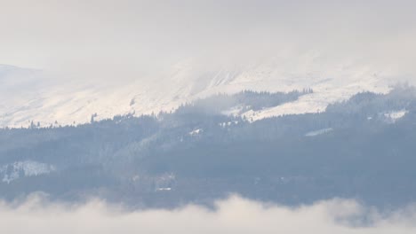 Timelapse-De-Nubes-Moviéndose-Por-Debajo-Y-Por-Encima-De-La-Montaña-Vitosha-Cerca-De-Sofia,-Bulgaria