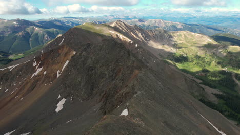 Luftaufnahme-Des-Loveland-Mountain-Pass-Und-Des-Grizzly-Peak,-Colorado,-USA,-Im-Frühling,-Drohnenaufnahme