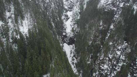 Filmische-Luftaufnahme-Der-Berge-Im-Schnee