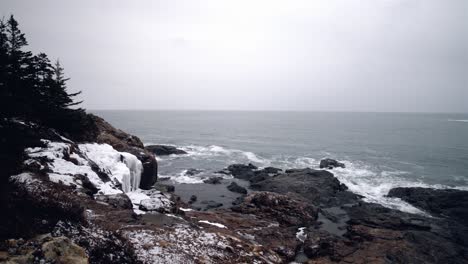 Blick-Auf-Die-Küste-Von-Maine-Mit-Eisiger-Bucht,-Leichtem-Schnee,-Zeitlupe,-24-Bilder-Pro-Sekunde