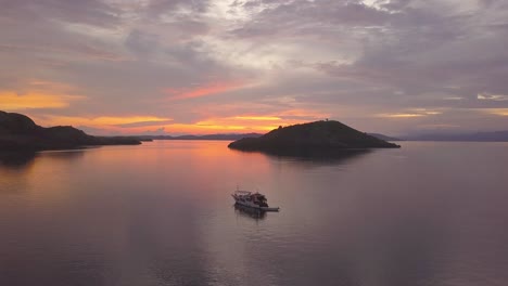 Charteryacht-Vor-Anker-In-Ruhigem-Wasser-In-Der-Nähe-Von-Inseln-Während-Eines-Atemberaubenden-Roten-Sonnenuntergangs