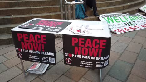 Una-Mesa-En-Una-Protesta-Pro-ucrania-En-Glasgow