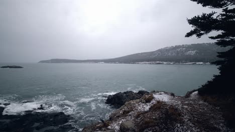 Blick-Auf-Die-Küste-Von-Maine-Mit-Pfad,-Leichtem-Schnee,-Zeitlupe,-24-Bilder-Pro-Sekunde