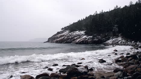 Maine-Sand-Rock-Shore-Seitenansicht-Mittlerer-Schnee-Zeitlupe-24fps