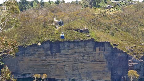 Traversing-Jamison-Valley-in-a-cable-car-at-a-former-coal-mine-complex-in-Katoomba,-NSW,-Australia