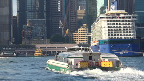 Die-Fähre-Fährt-Auf-Dem-Weg-Zum-Circular-Quay-In-Sydney,-Australien,-An-Einem-Großen-Kreuzfahrtschiff-Vorbei