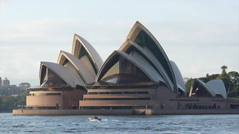 Ein-Kleines-Schnellboot-Fährt-Am-Opernhaus-Von-Sydney-In-Australien-Vorbei