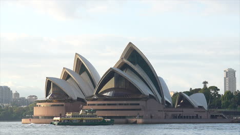 Eine-Sydney-Fähre-Fährt-Am-Sydney-Opera-House-Vorbei