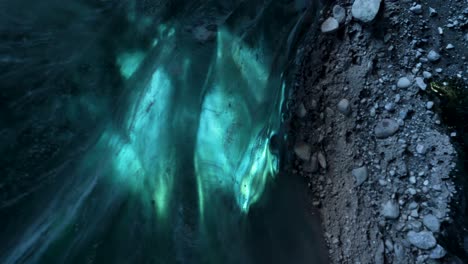 Draufsicht-Nahaufnahme-Des-Transparenten-Blauen-Eishöhlengletschers-In-Der-Eishöhle-In-Island,-Europa-Eishöhlengletscher