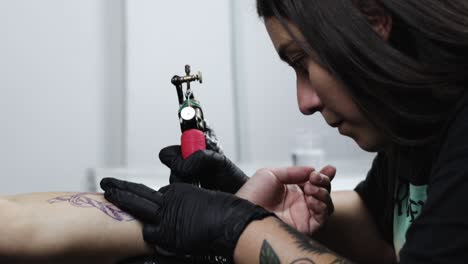 Tattoo-artist-tattooing-very-concentrated