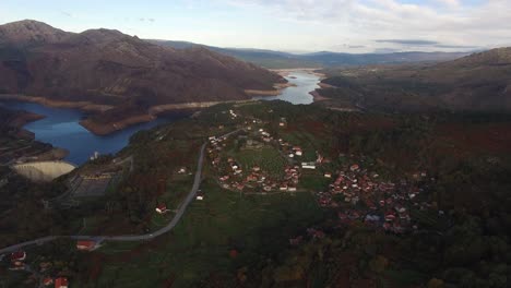 Luftaufnahme-Einer-Wunderschönen-Naturlandschaft-Und-Des-Dorfes-Lindoso-Im-Hintergrund