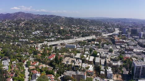 Toma-Panorámica-Aérea-De-La-Autopista-101-Que-Atraviesa-Hollywood,-California