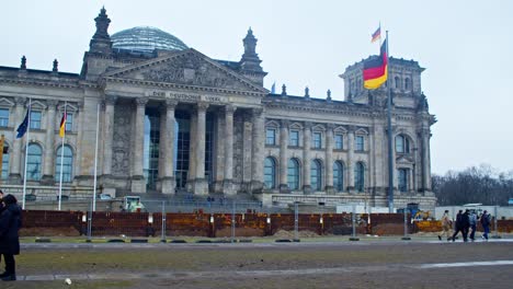 Establisher-static-wide-view-Reichstag-Building-with-tourists-passing-by,-Berlin