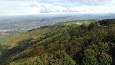 Drohne-Fliegt-über-Pyrenäen-In-Frankreich-Mit-Tal-Im-Hintergrund