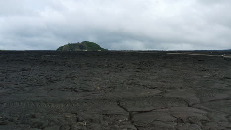 Drone-Flyover-Campo-De-Lava-Volcánica-De-Roca-Negra-En-Hawaii,-4k