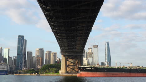 Ein-Großes-Frachtschiff-Fährt-Unter-Der-Sydney-Harbour-Bridge-Hindurch