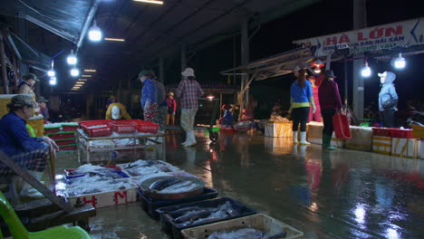 Vendedores-Que-Venden-Pescado-Fresco-En-El-Centro-De-Pesca-Más-Grande-De-Tho-Quang-Muy-Temprano-En-La-Mañana,-Vietnam