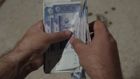 Nahaufnahme-Der-Pakistanischen-Währung---Mannhand,-Die-1000-Pakistanische-Rupien-Zählt
