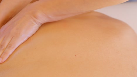 Frau-Massiert-Den-Rücken-Eines-Patienten-Bei-Einer-Entspannungsmassage