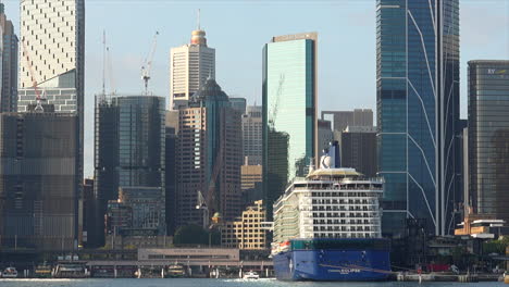 Ein-Großes-Kreuzfahrtschiff-Legte-Am-Circular-Quay-In-Sydney,-Australien-An