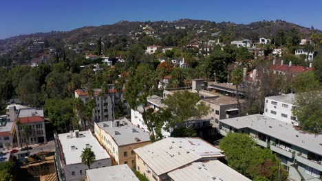 Niedrige-Schwenk-Luftaufnahme-Der-Hollywood-Hills-In-Los-Angeles,-Kalifornien