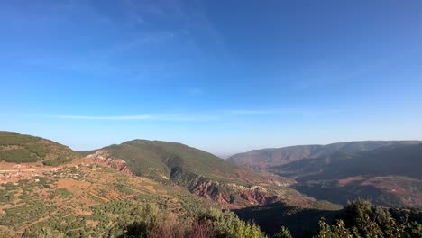 Vista-Panorámica-Sobre-El-Paisaje-De-Las-Montañas-Del-Atlas-De-Marruecos-Con-Cielo-Azul